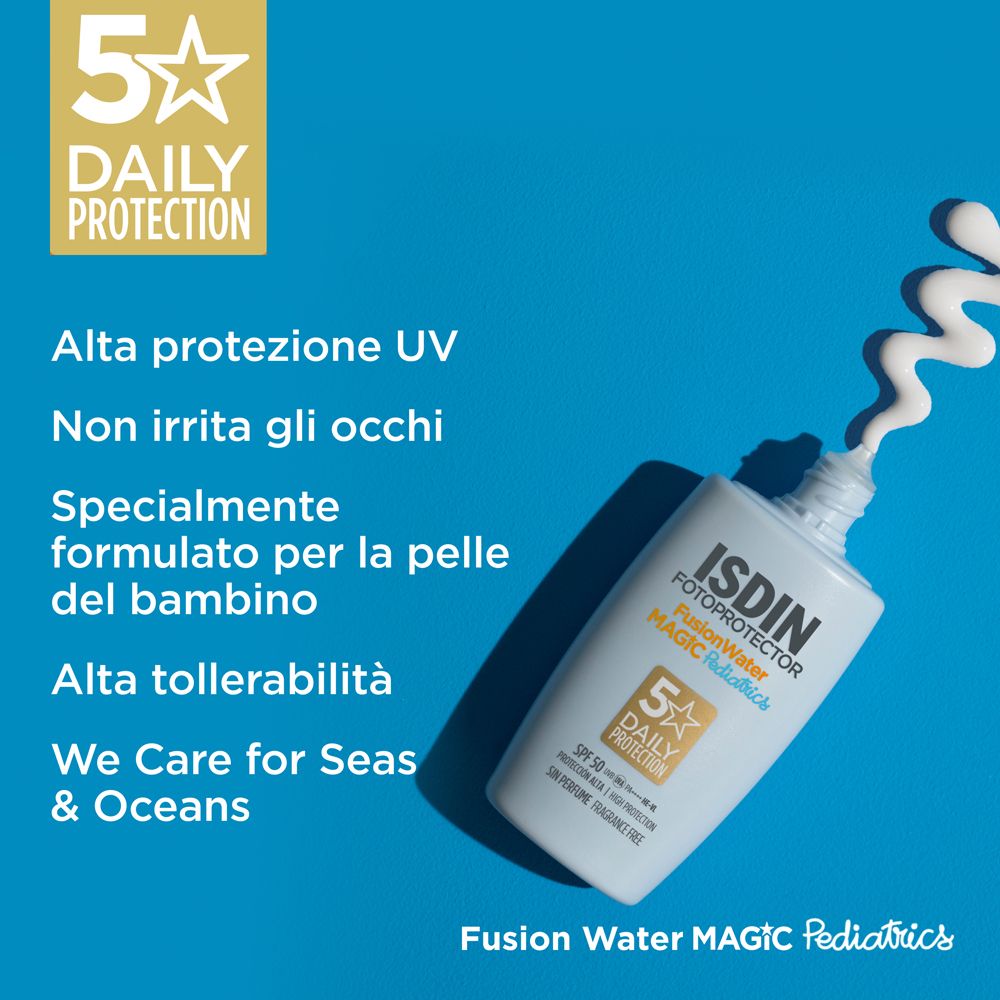 Flacone azzurro con testo. Testo: 5 Daily Protection. Alta protezione UV. Non irrita gli occhi. Per la pelle dei bambini.