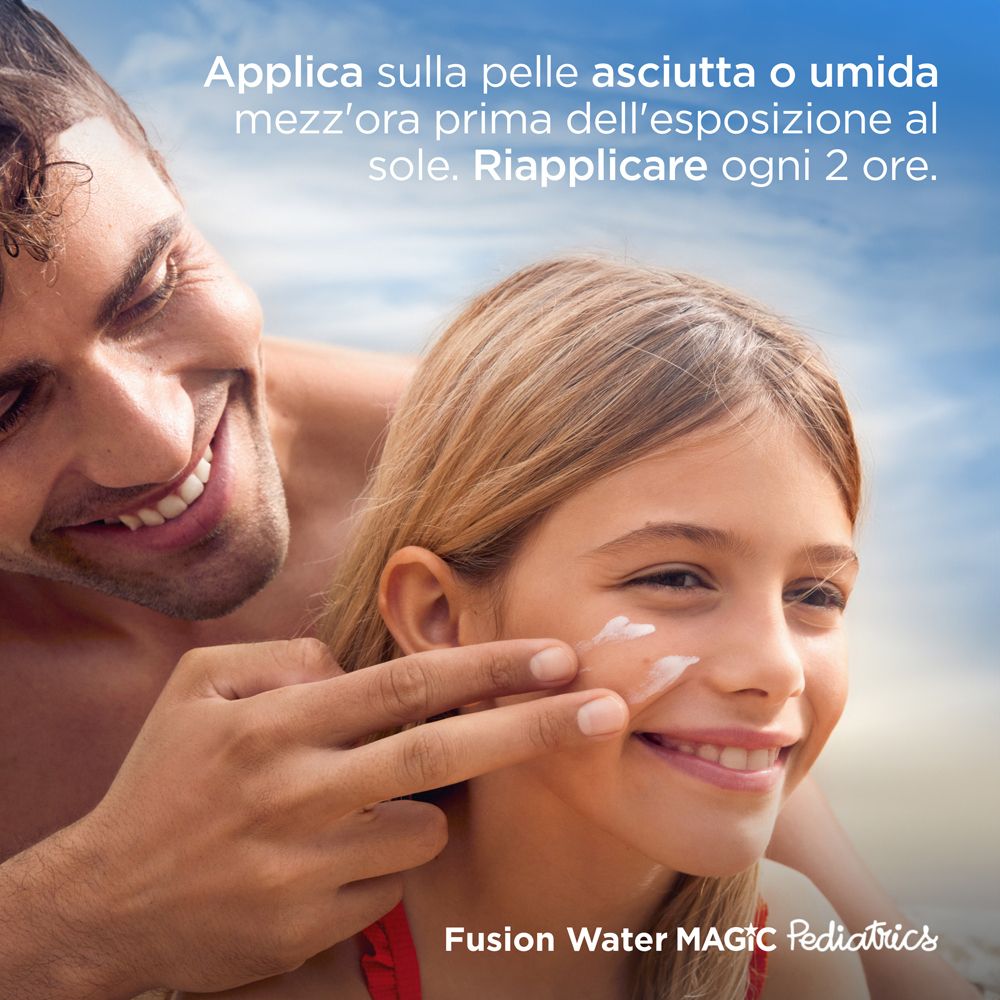 Un uomo applica la crema solare sul viso di una bambina. Testo: Applicare sulla pelle asciutta o umida.