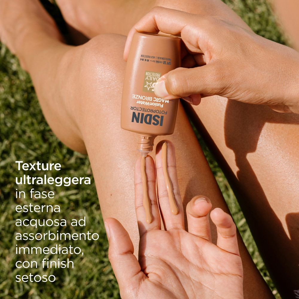Crema solare applicata sulle dita. ISDIN, Fusion Water, Magic Bronze. Testo. Texture ultraleggera, assorbimento immediato.