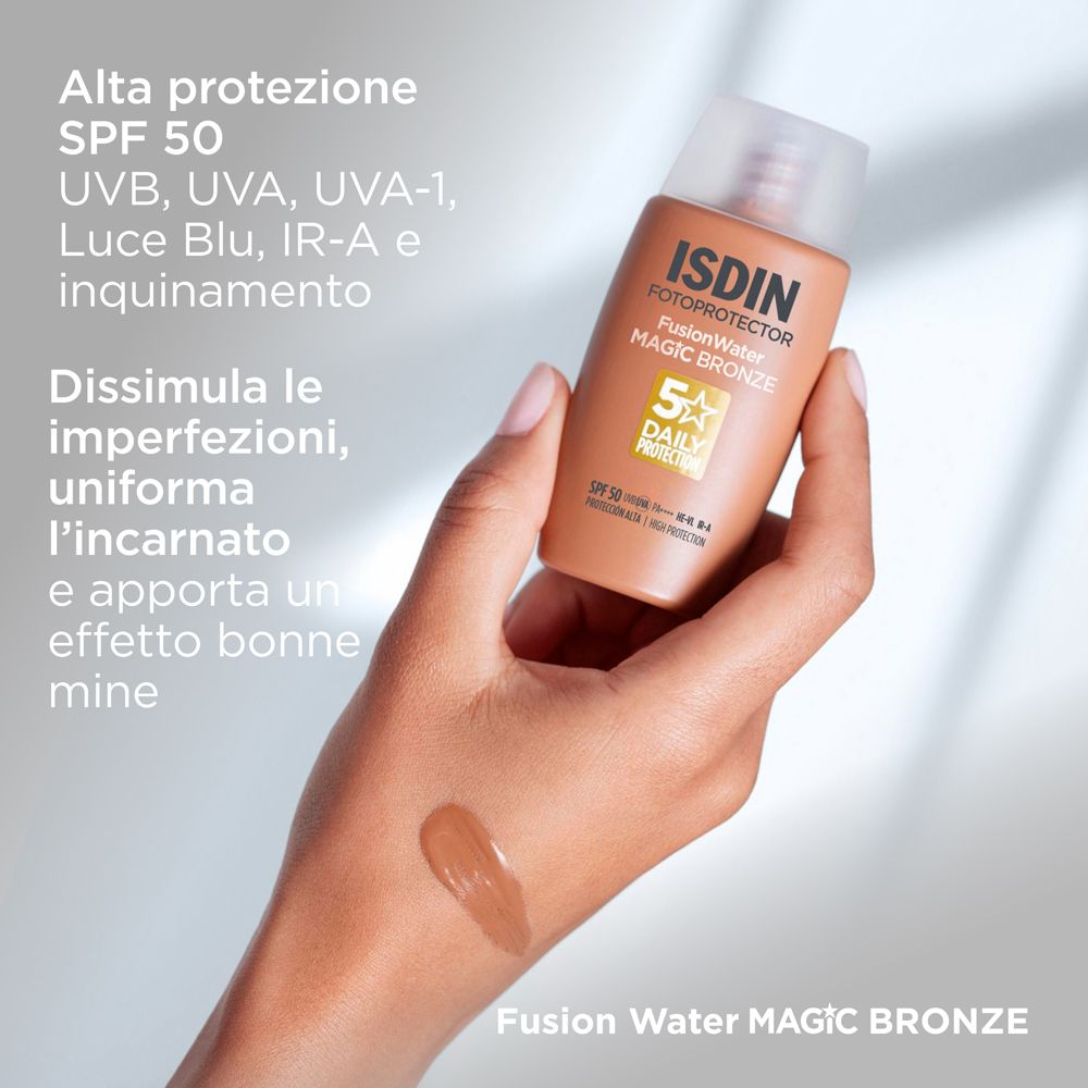 Flacone di crema solare. ISDIN, Fusion Water, Magic Bronze, SPF 50. Testo. Alta protezione UV, uniforma l'incarnato.