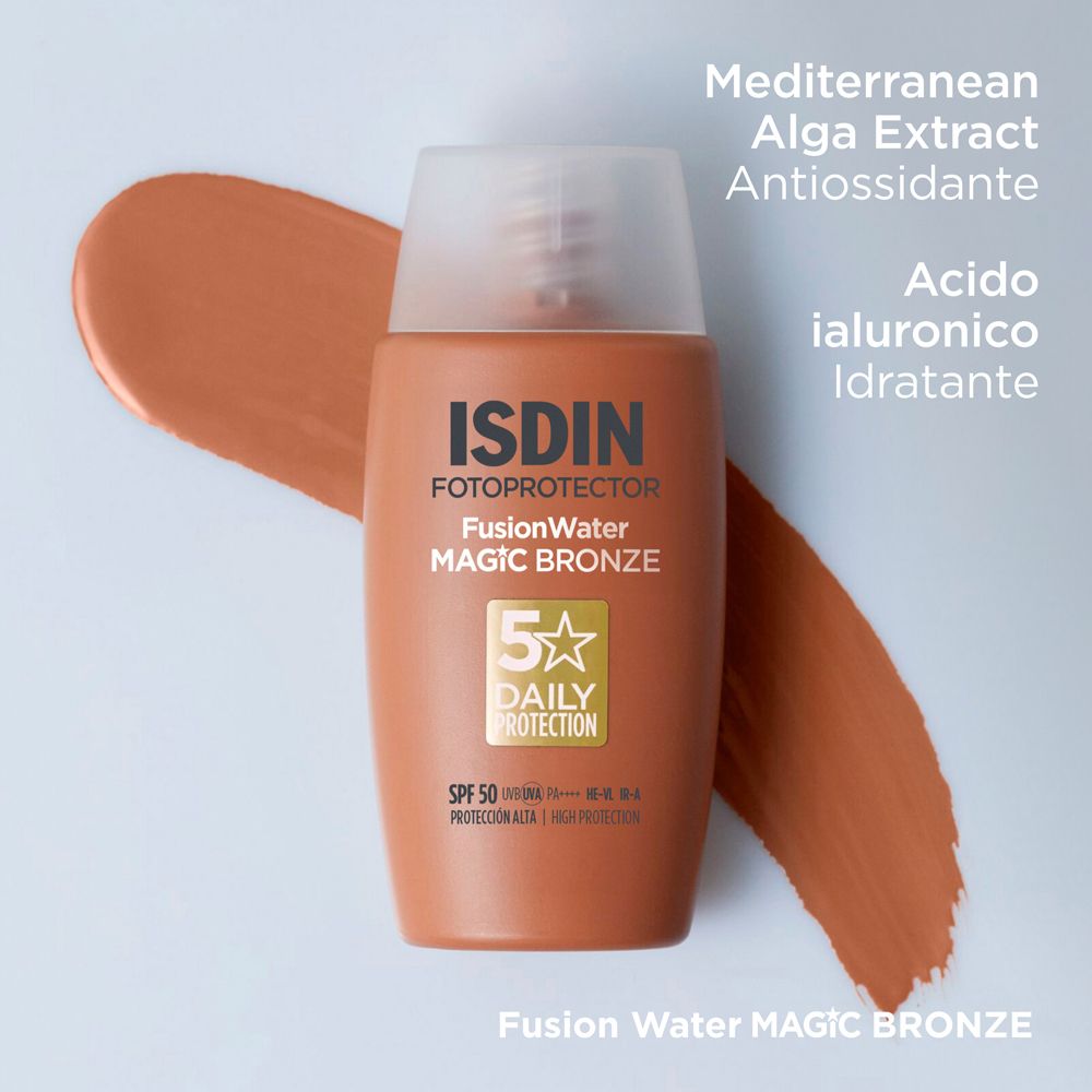 Flacone di crema solare. ISDIN, Fusion Water, Magic Bronze, SPF 50. Testo. Estratto di alghe mediterranee, acido ialuronico.