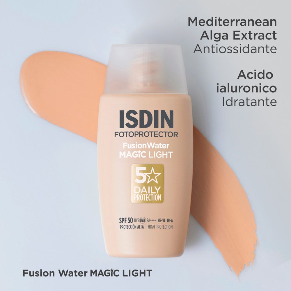 ISDIN Fusion Water Magic Light SPF50. Prodotto con ingredienti: estratto di alghe mediterranee, acido ialuronico.