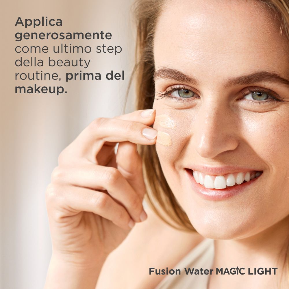 Donna applica ISDIN Fusion Water Magic Light SPF50. Applicazione come ultimo step prima del trucco.