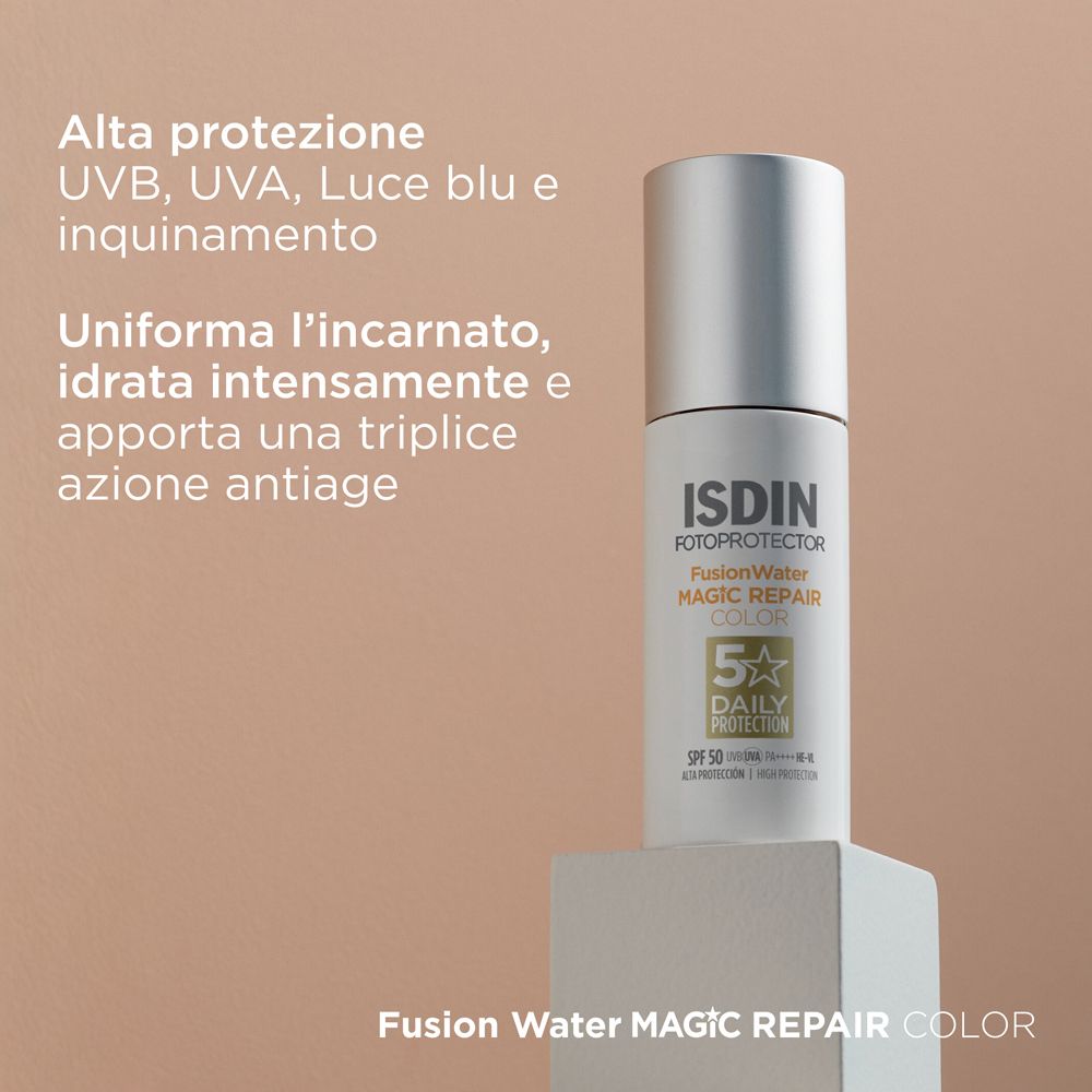 ISDIN Fotoprotector Fusion Water Magic Repair Color Spray SPF 50. Testo su sfondo bianco.
