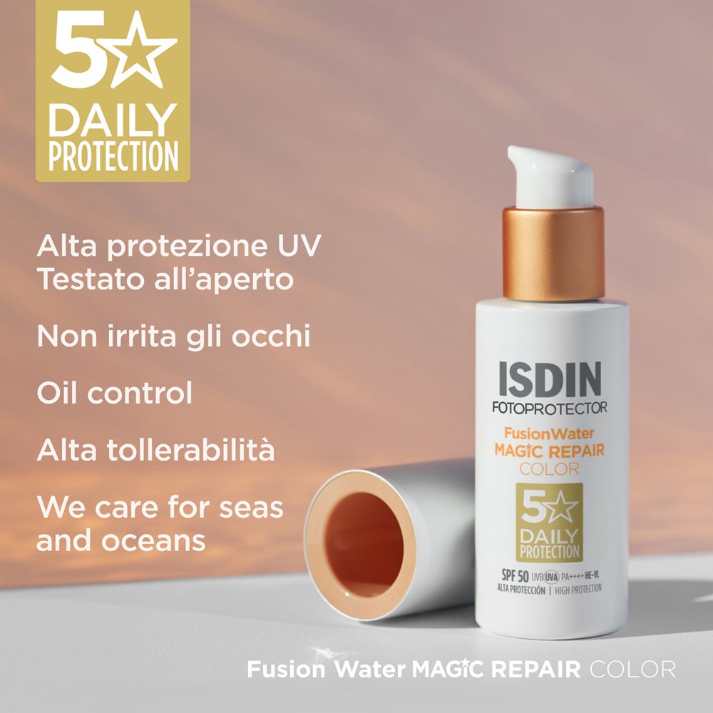 ISDIN Fotoprotector Fusion Water Magic Repair Color Spray SPF 50. Prodotto e testo su sfondo bianco.