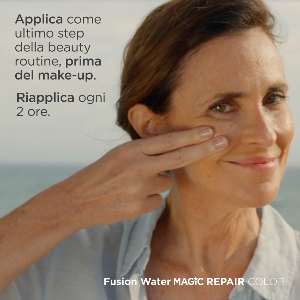 Donna applica il prodotto. Testo: 'Come ultimo step della beauty routine'.