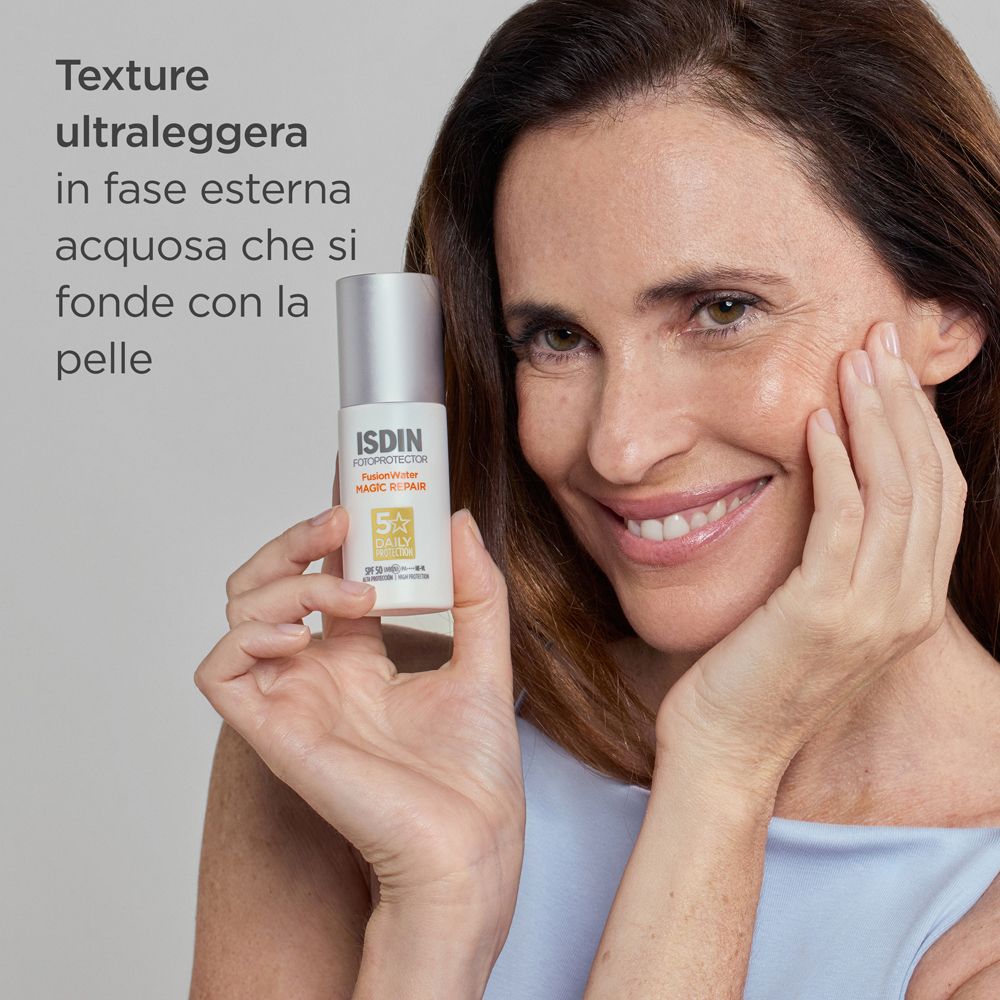 Donna con flacone. Scritta ISDIN, Fusion Water, Magic Repair, SPF 50. Testo: Texture ultraleggera.
