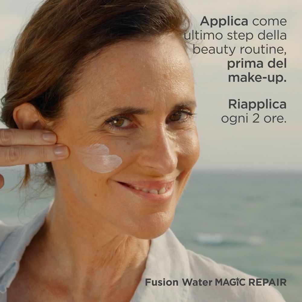 Donna applica il prodotto. Scritta ISDIN, Fusion Water, Magic Repair, SPF 50. Testo: Applicare prima del trucco.