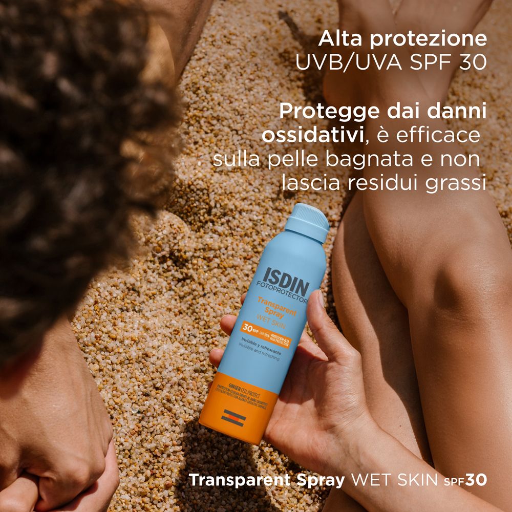 Persona che tiene una bottiglia sulla spiaggia. Testo: Alta protezione UVB/UVA SPF 30. Protegge dai danni ossidativi.