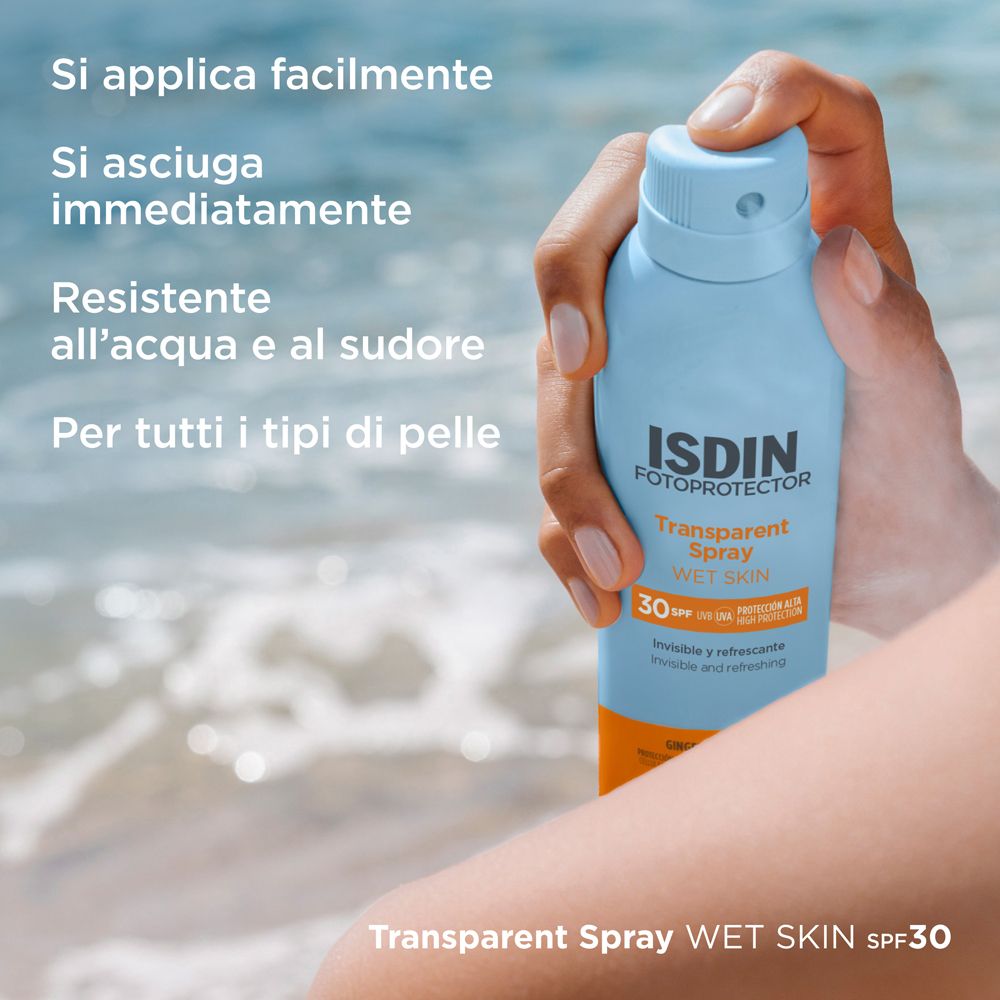 Persona che tiene una bottiglia sulla spiaggia. Testo: Si applica facilmente. Si asciuga immediatamente. Resistente all'acqua e al sudore.