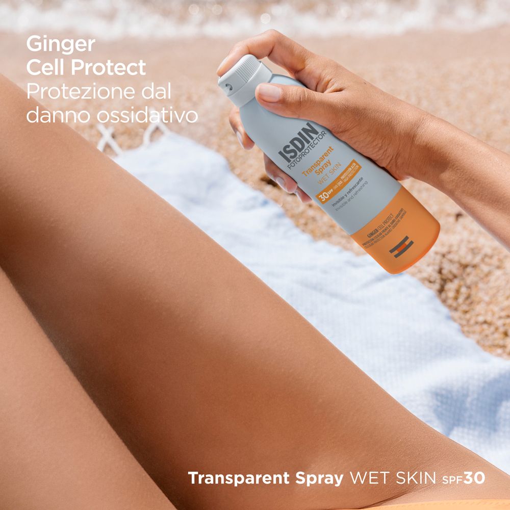 Persona che spruzza protezione solare sulla gamba. Testo: Ginger Cell Protect. Protezione dai danni ossidativi. Flacone: ISDIN.