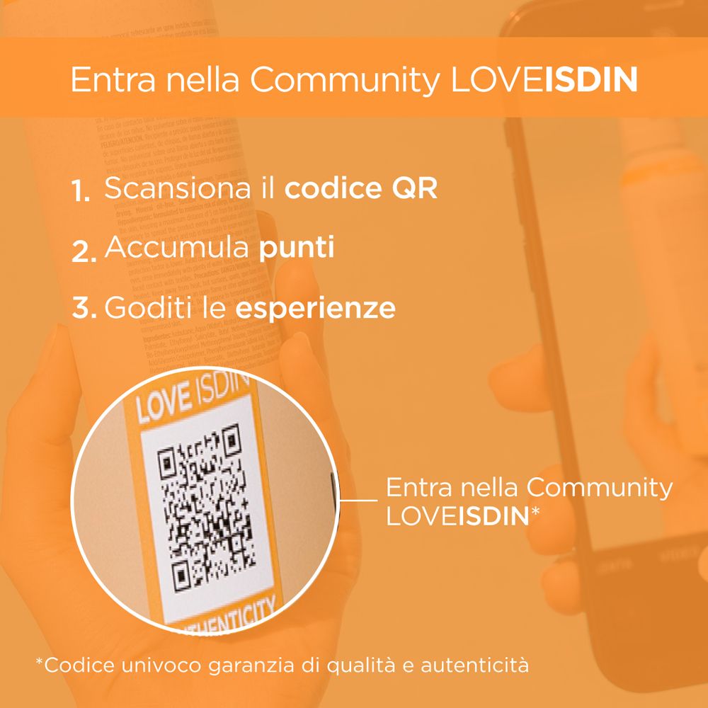 Mano che tiene uno smartphone con codice QR. Testo: Entra nella Community LOVEISDIN. Scansiona il codice QR.