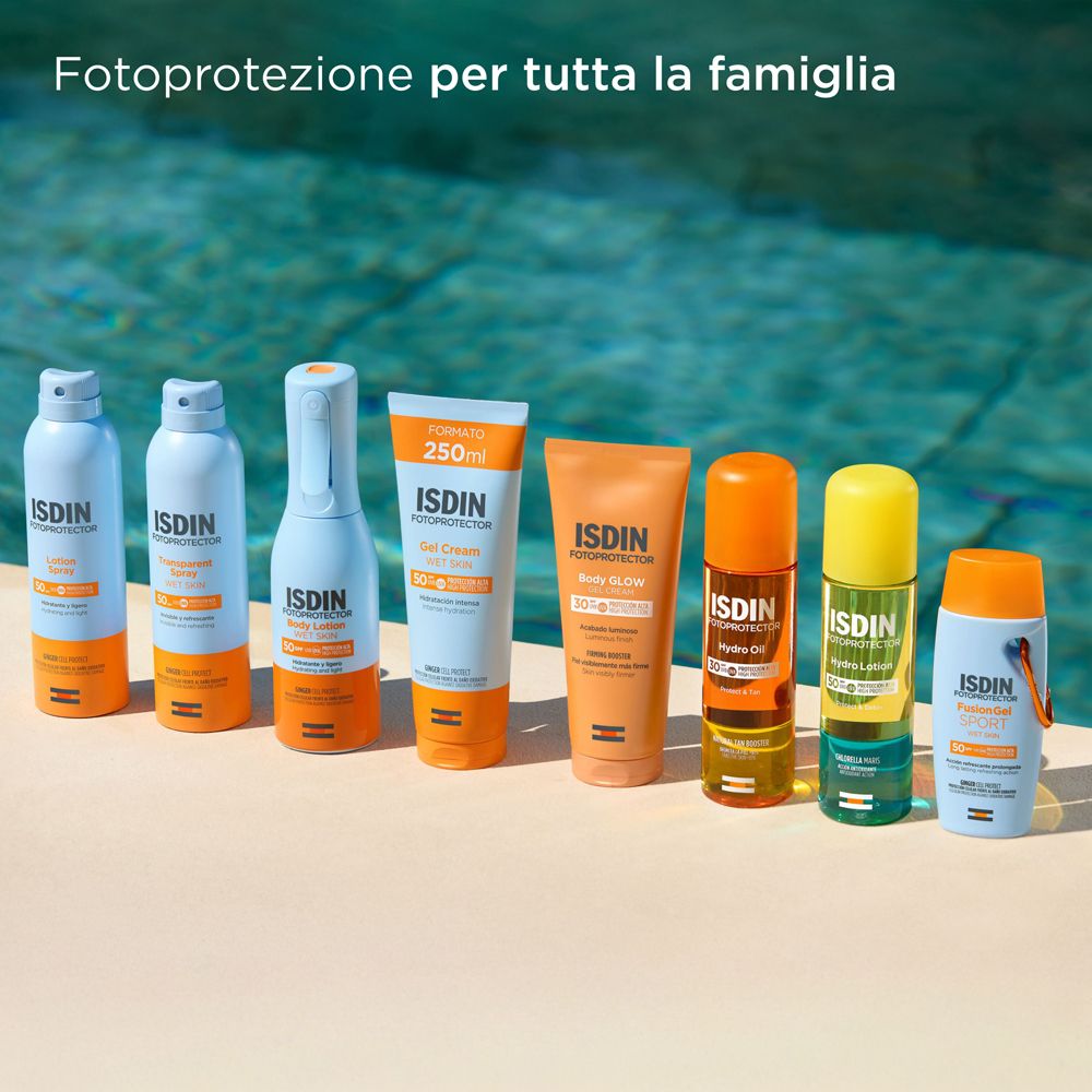 Vari prodotti solari ISDIN. Flaconi e tubi. Testo: Fotoprotezione per tutta la famiglia.