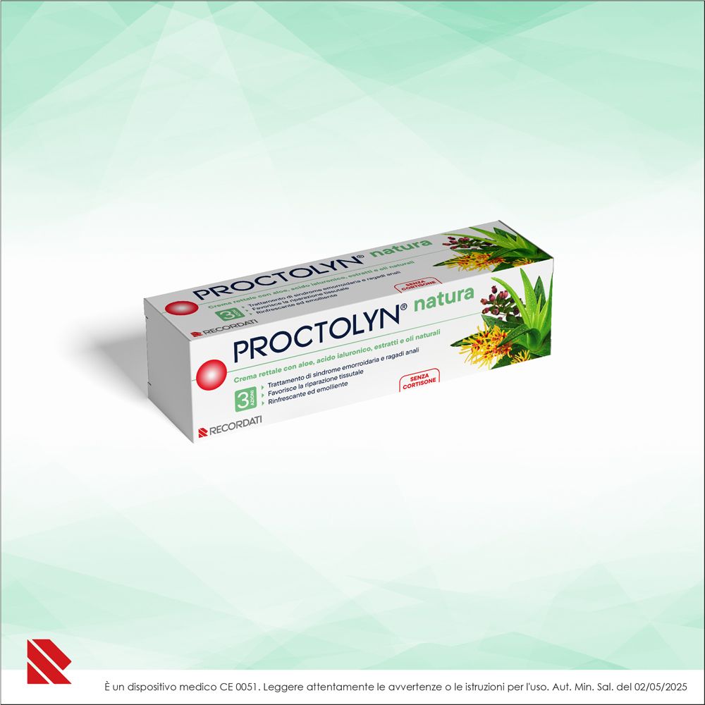 Confezione di Proctolyn Natura Crema vista in prospettiva con sfondo grafico.