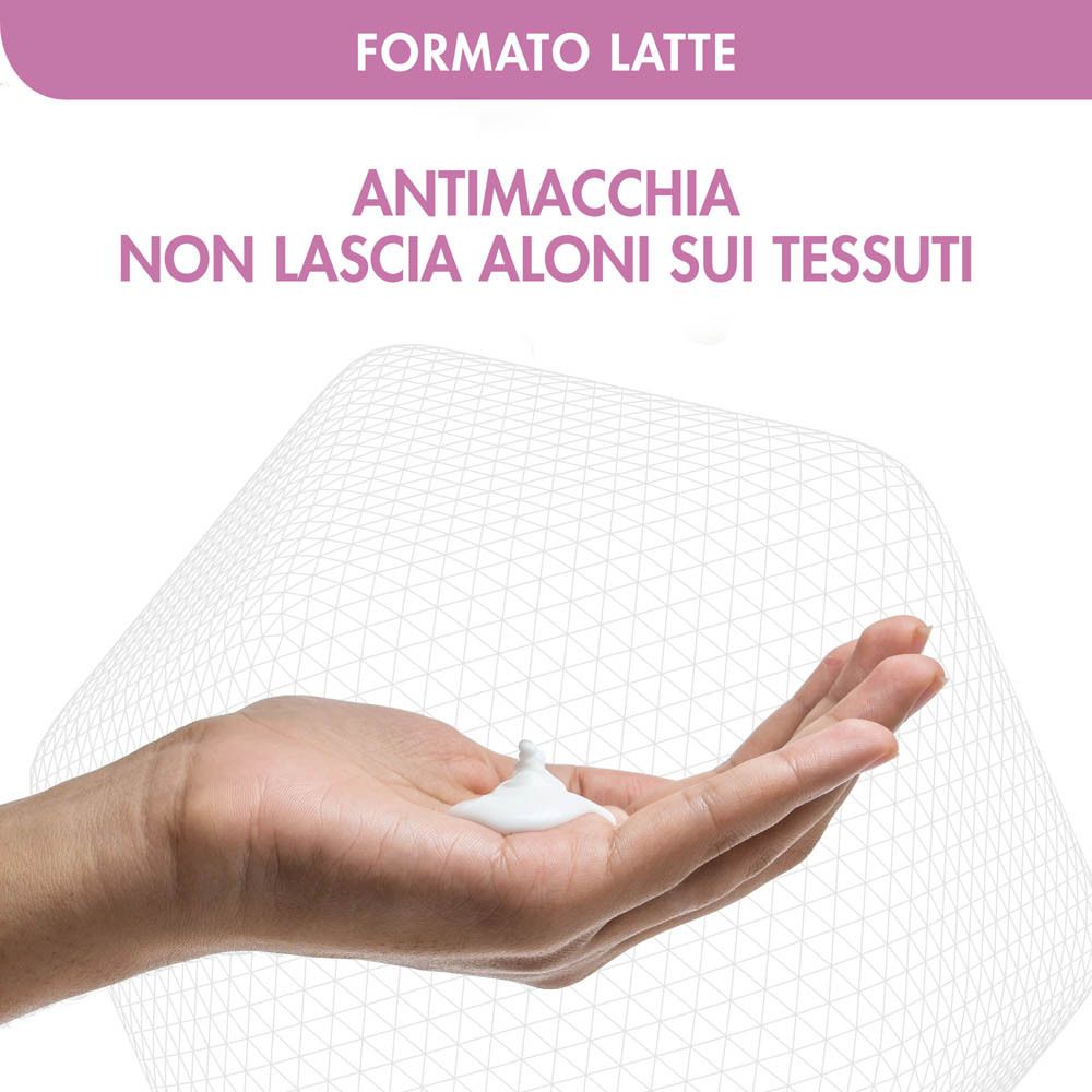 Mano con crema. Testo: Antimacchia, non lascia aloni sui tessuti.