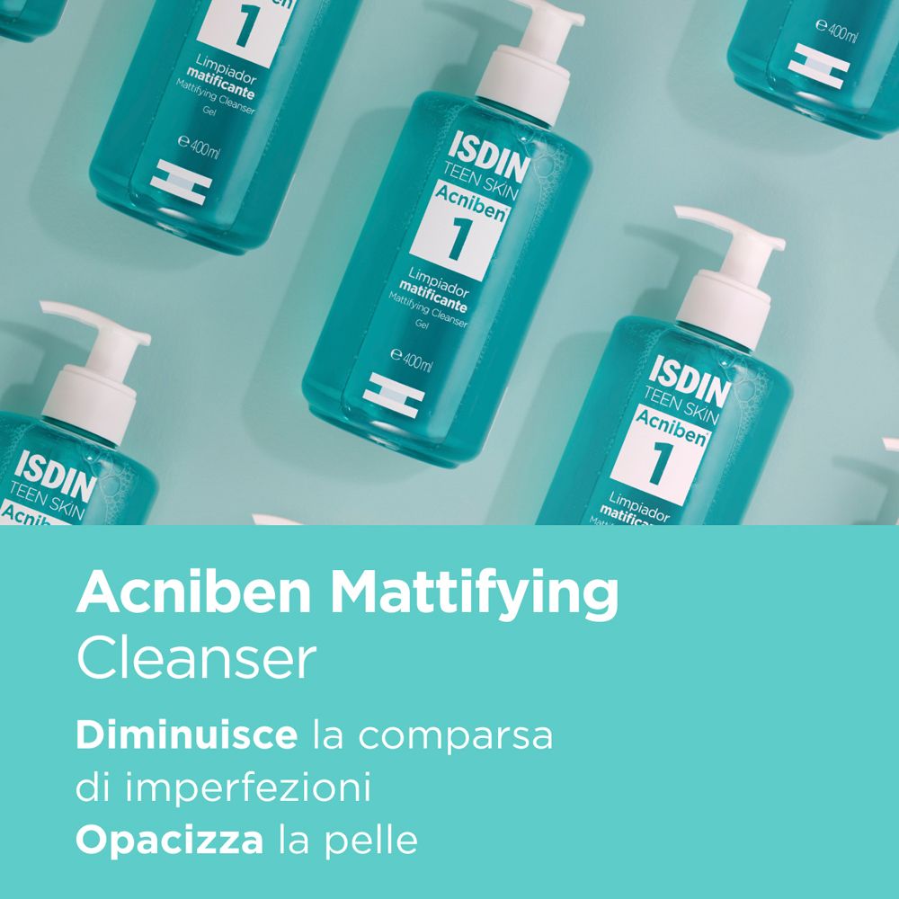 Diversi flaconi turchesi con dosatore bianco. Scritta: ISDIN Teen Skin Acniben 1, gel detergente opacizzante.