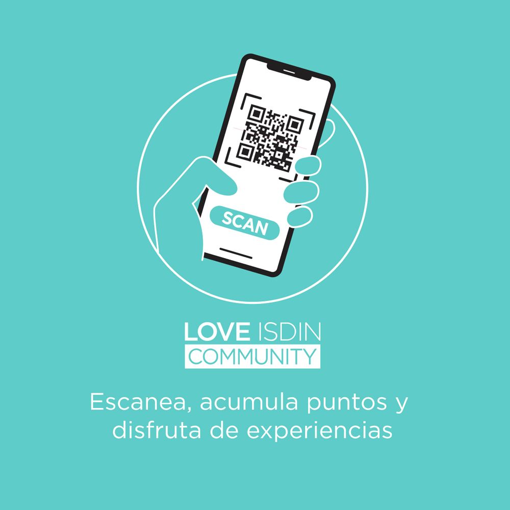 Mano che tiene uno smartphone con codice QR. Testo: LOVE ISDIN COMMUNITY. Scansiona, accumula punti, goditi esperienze.