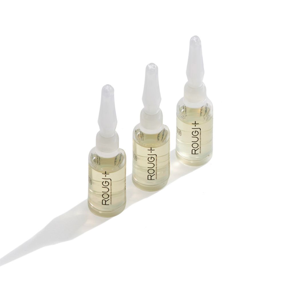 Tre fiale trasparenti Rougj+ con liquido giallo. Scritta Rougj+.