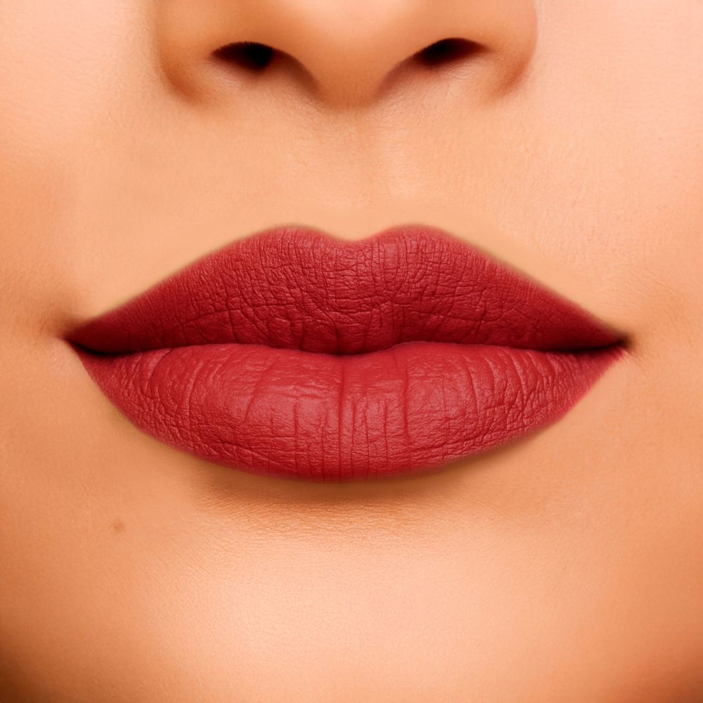 Primo piano di labbra coperte da rossetto rosso. Tono della pelle sullo sfondo.