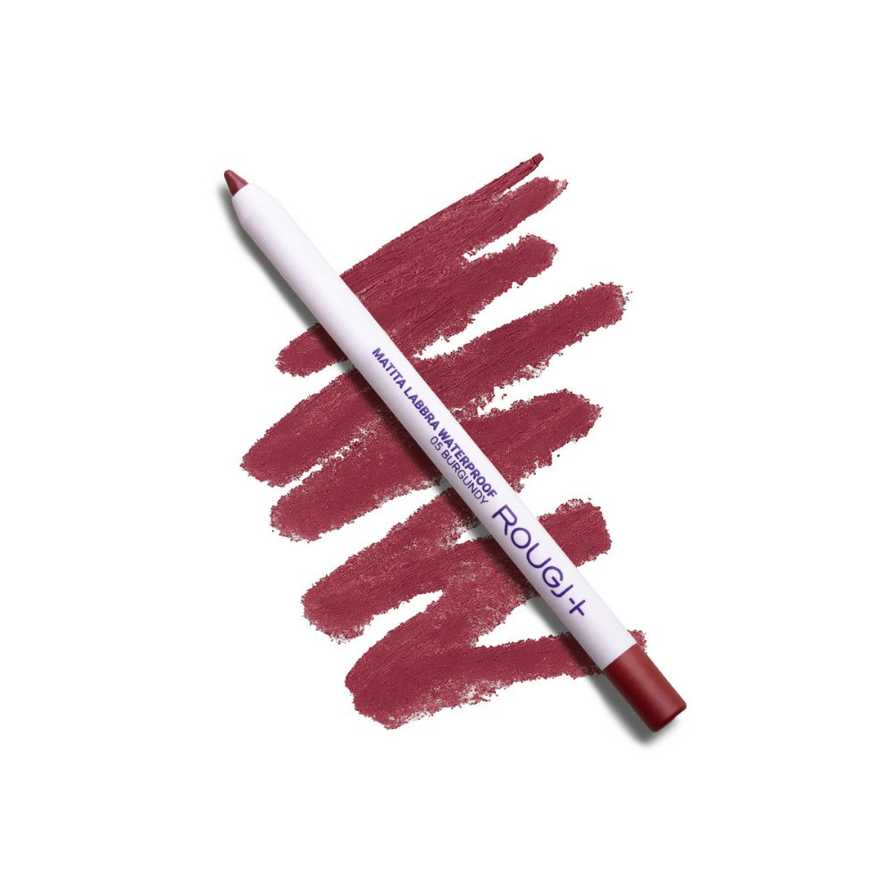 Matita labbra su schizzi bordeaux. Scritta: Rougj+, Matita Labbra Waterproof 05 Burgundy.