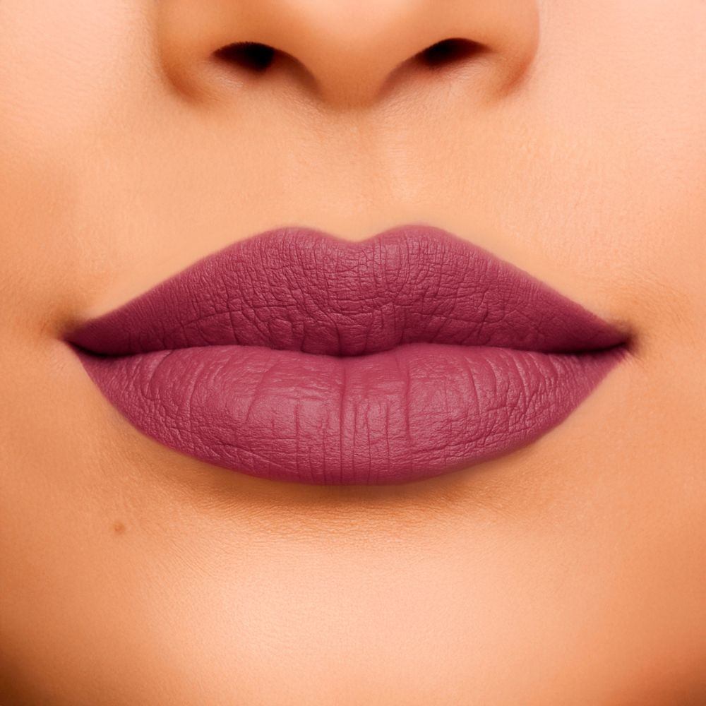 Primo piano di labbra coperte da rossetto bordeaux.