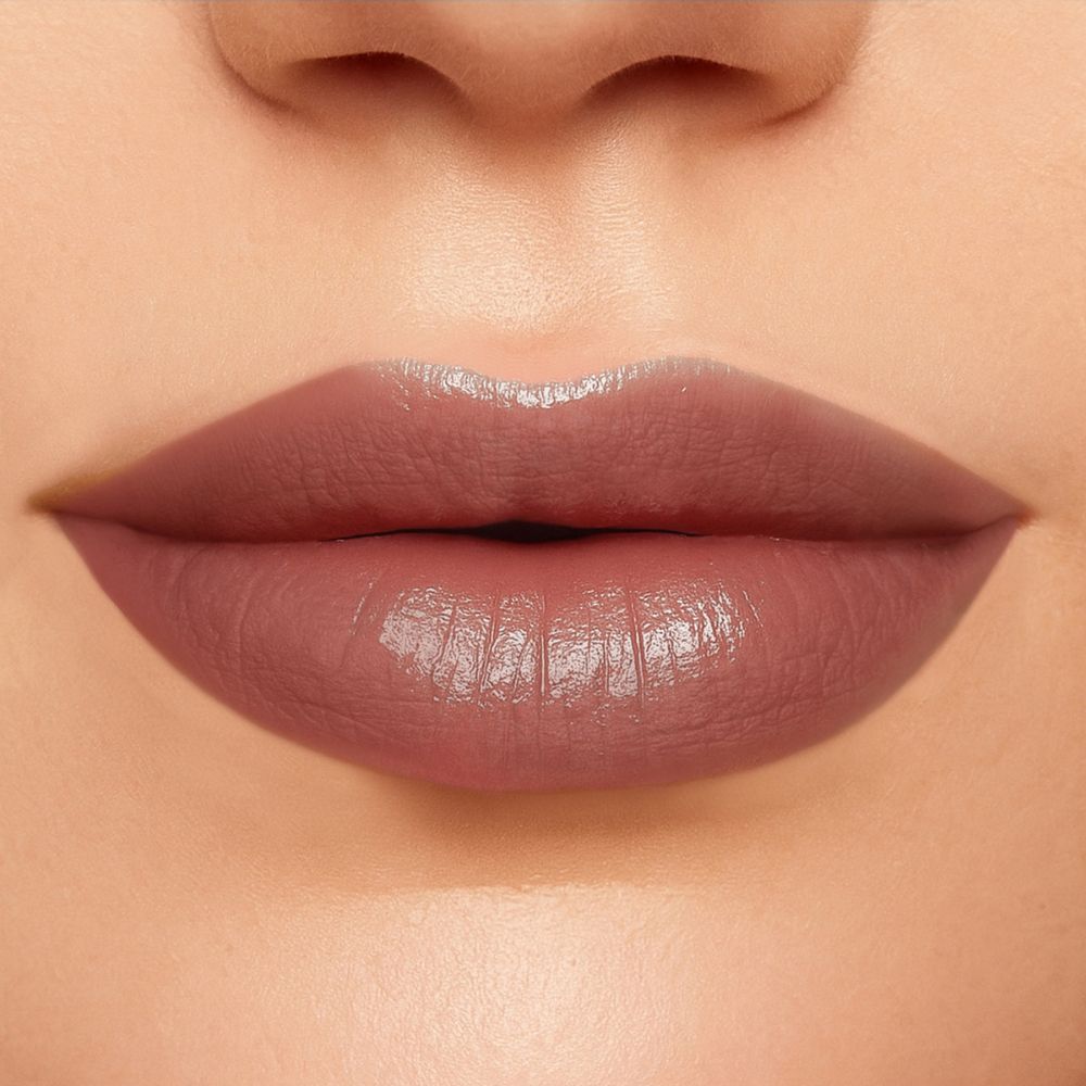 Primo piano di labbra coperte da un rossetto rosa. Finitura lucida.