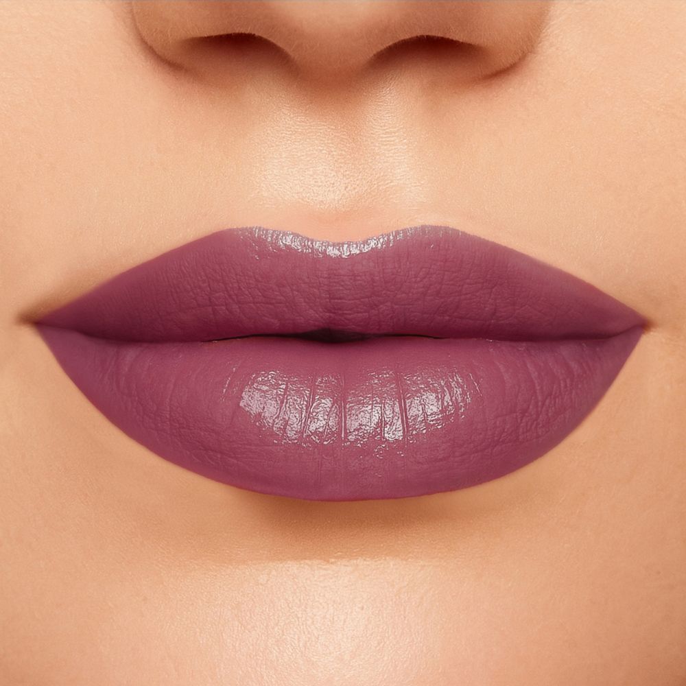 Primo piano di labbra coperte di rossetto bordeaux. Le labbra sono lucide.