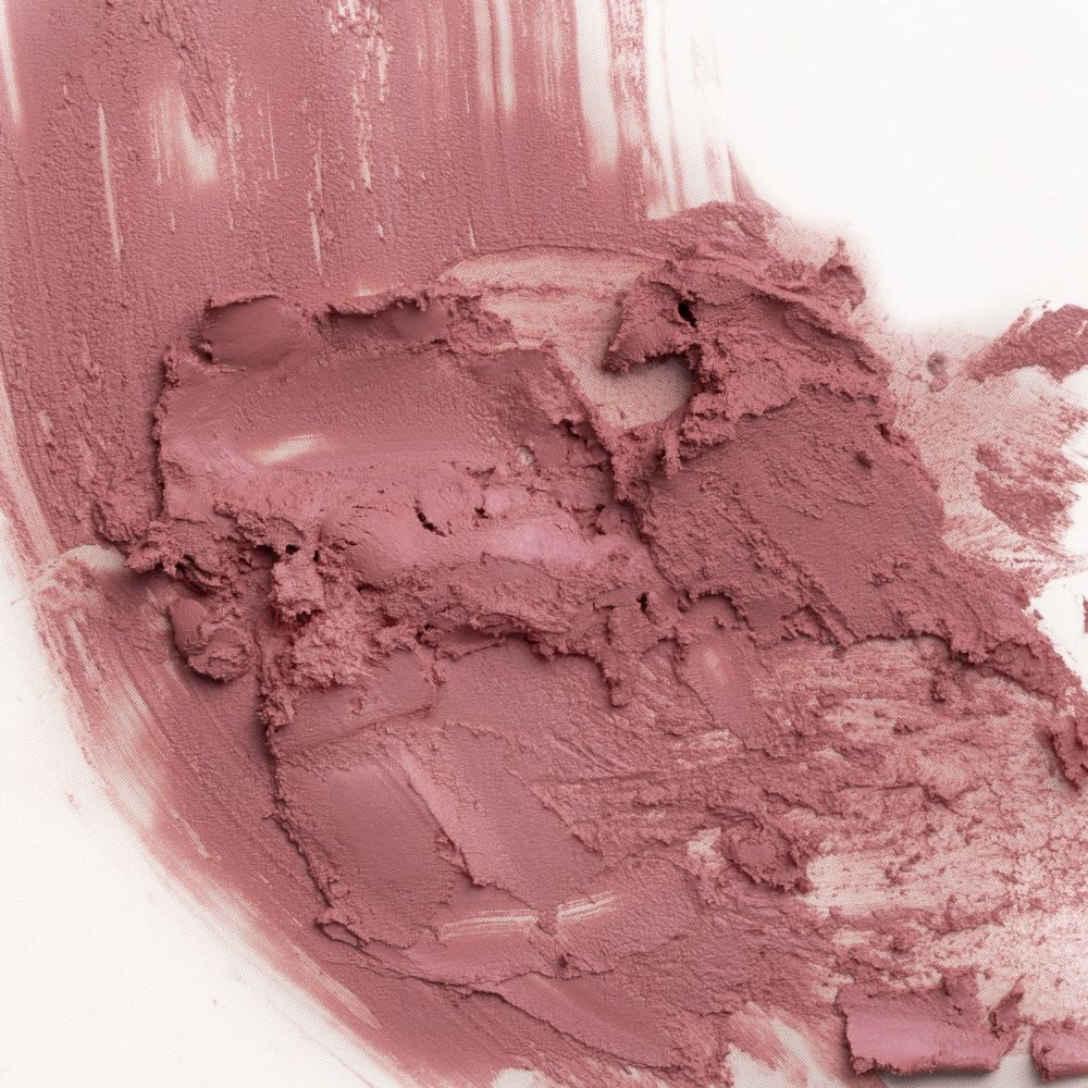 Primo piano di campioni di rossetto nude chiaro. Superficie cremosa e strutturata.