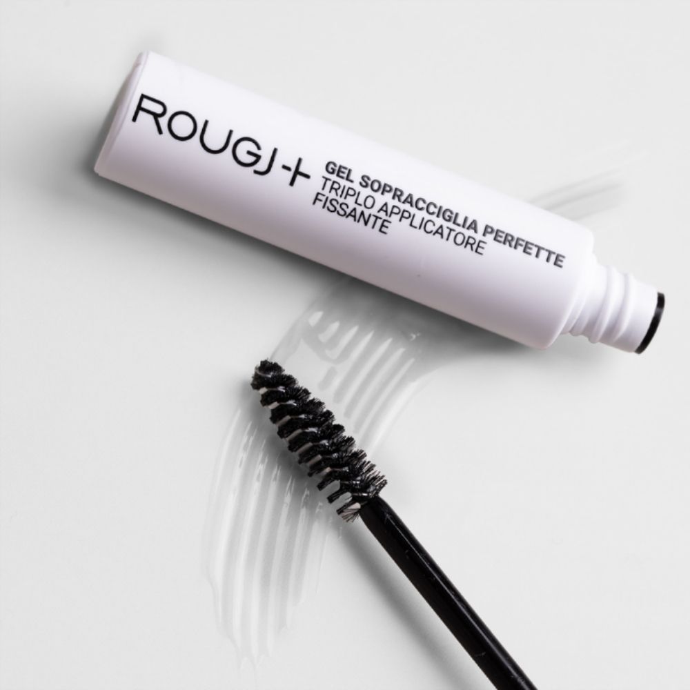 Applicatore gel con spazzola. Testo: Rougj+, Gel Sopracciglia Perfette, Triplo Applicatore Fissante.