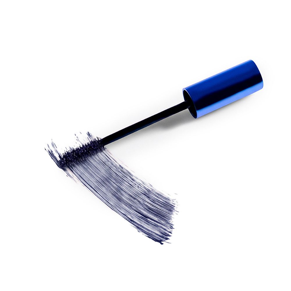 Applicatore di mascara con colore blu su sfondo bianco.