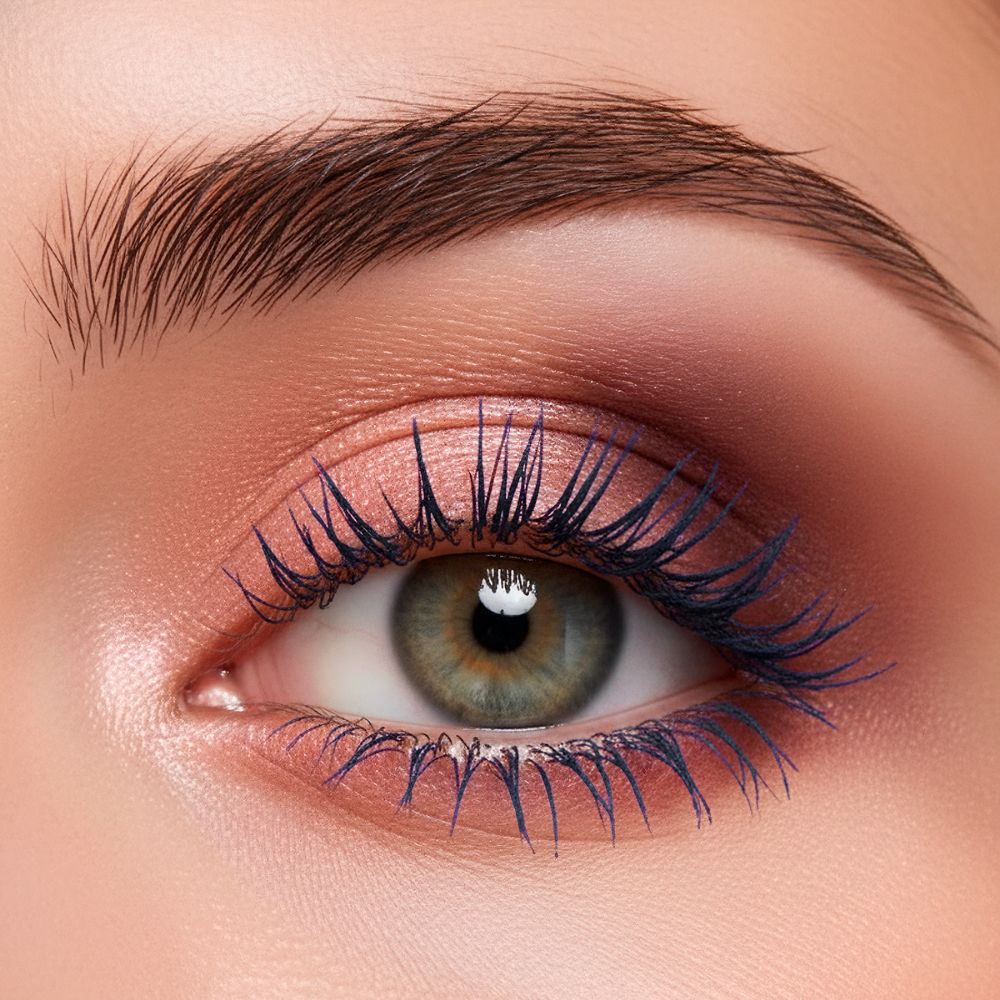 Occhio con mascara blu sulle ciglia. Ombretto e sopracciglia.
