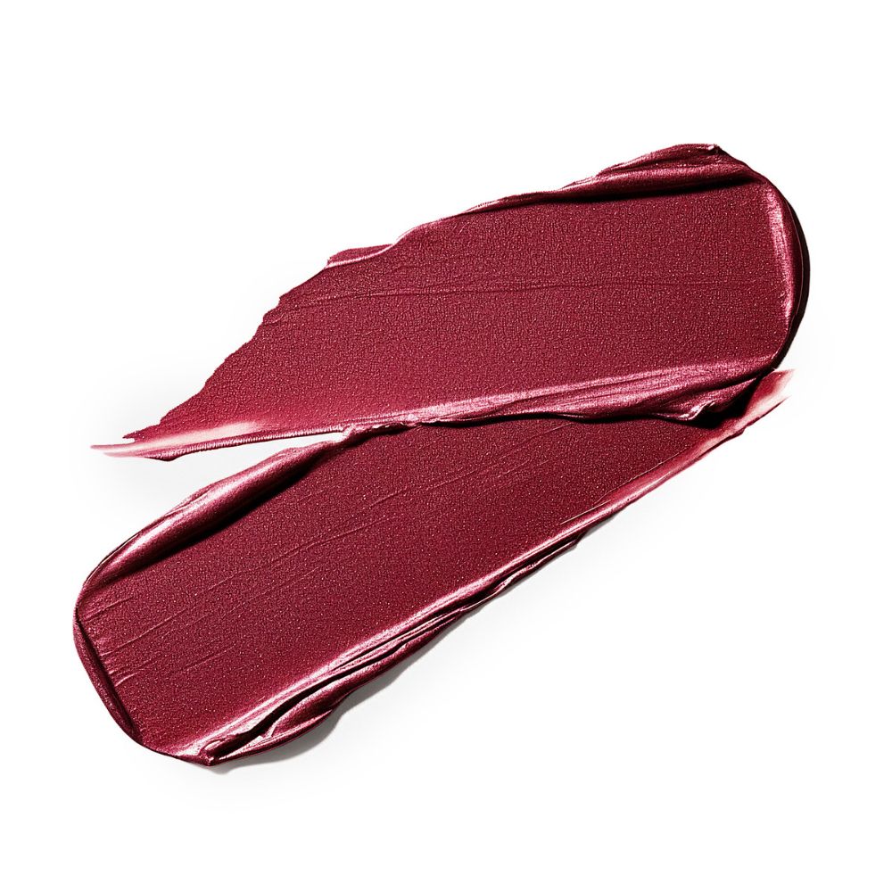 Due passate di rossetto rosa metallizzato. Su sfondo bianco.