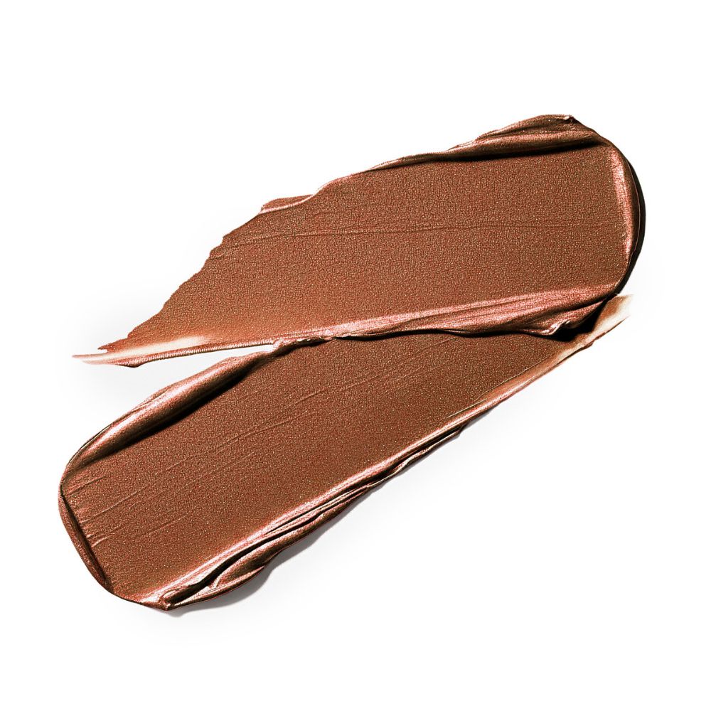 Due passate di rossetto dorato metallizzato su sfondo bianco. La texture è cremosa.