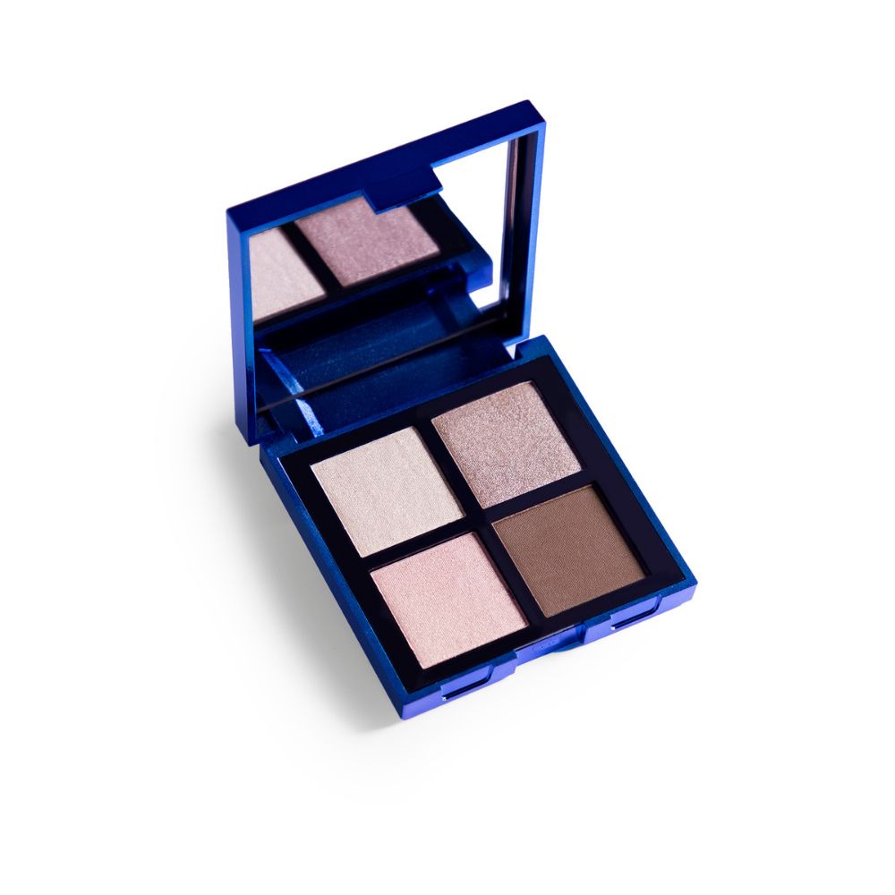 Palette ombretti con coperchio aperto. Quattro colori visibili: beige, rosa, marrone chiaro e marrone scuro. Astuccio blu.