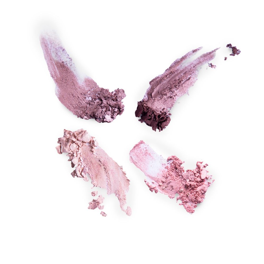 Quattro campioni di ombretto. Colori: beige, rosa, marrone chiaro e marrone scuro. Applicato su sfondo bianco.