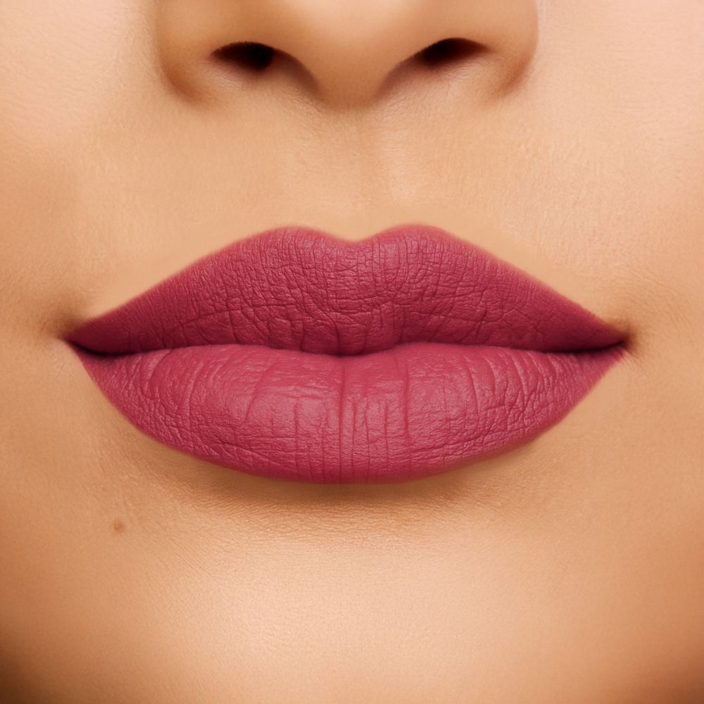 Primo piano di labbra truccate con rossetto Nude Rose. Finitura opaca.
