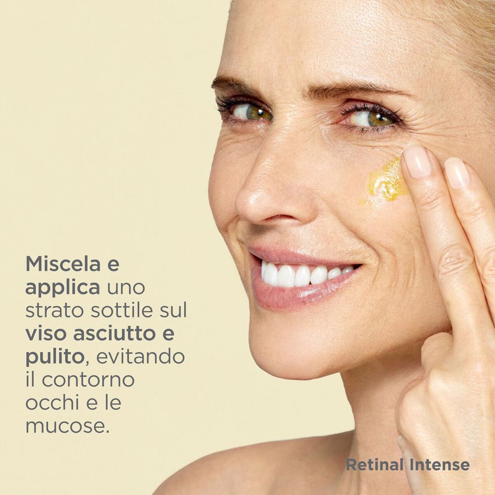 Donna con prodotto sulla pelle. Testo: Mescolare e applicare. Retinal Intense.