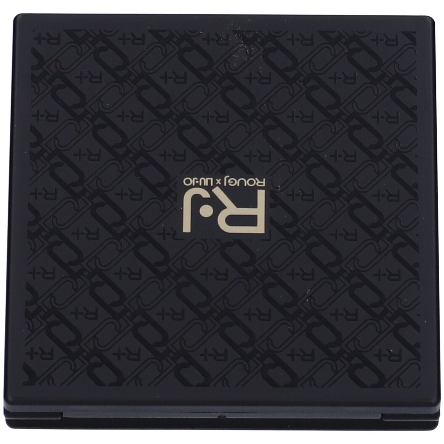 Palette nera chiusa. Sul coperchio il logo R+ e la scritta ROUGJ x LIUJO.
