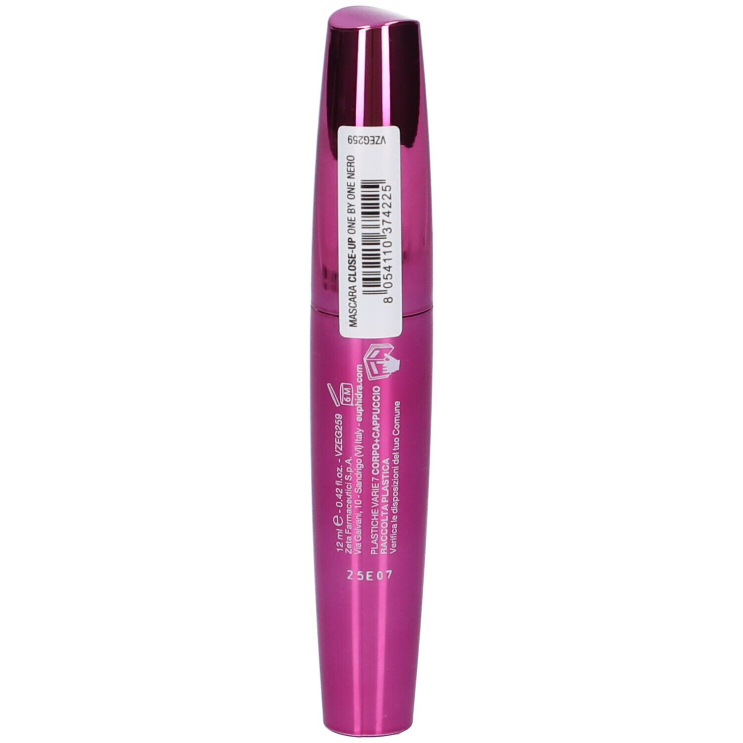 Tubo di mascara rosa. Scritta: Mascara Close-Up One by One Nero. Con informazioni prodotto e codice a barre.