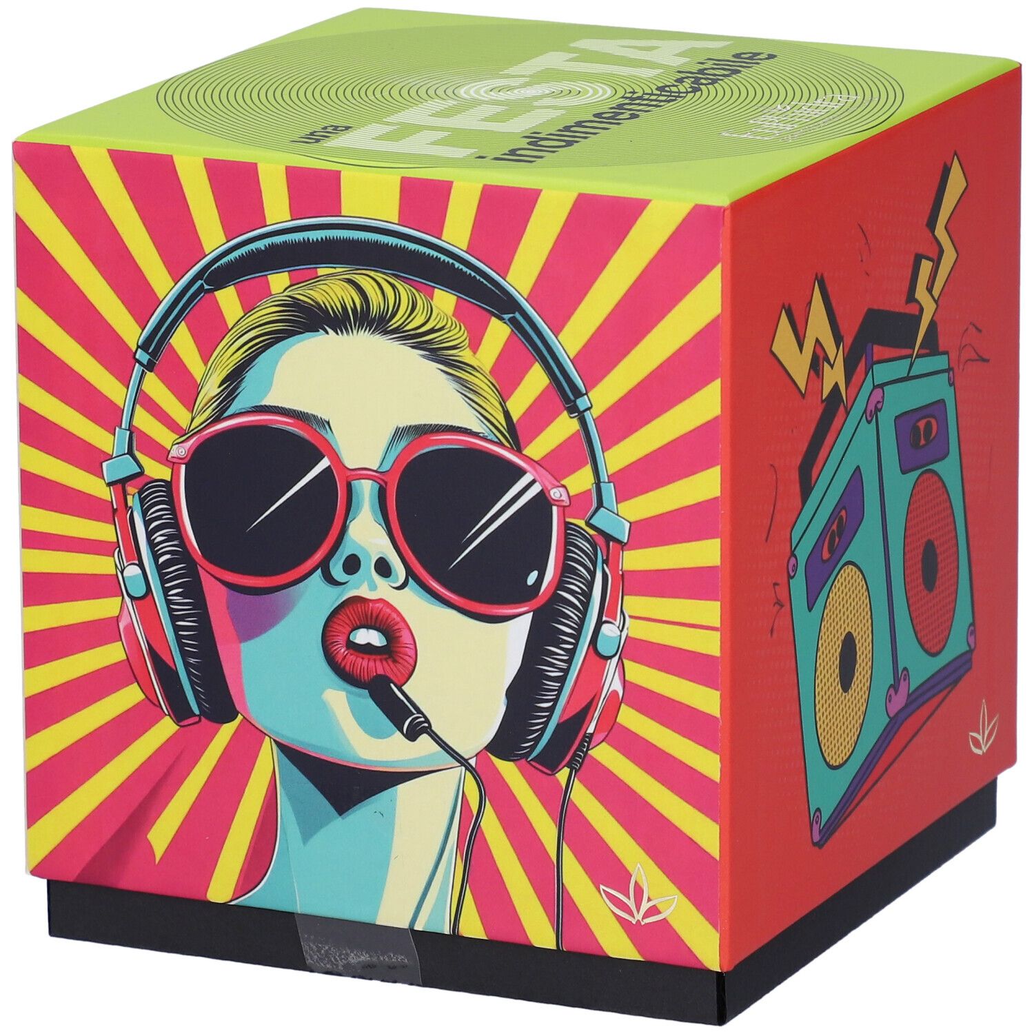 Scatola regalo quadrata con illustrazioni. Su sfondo rosso, una donna con cuffie e occhiali da sole. Scritta sulla parte superiore.