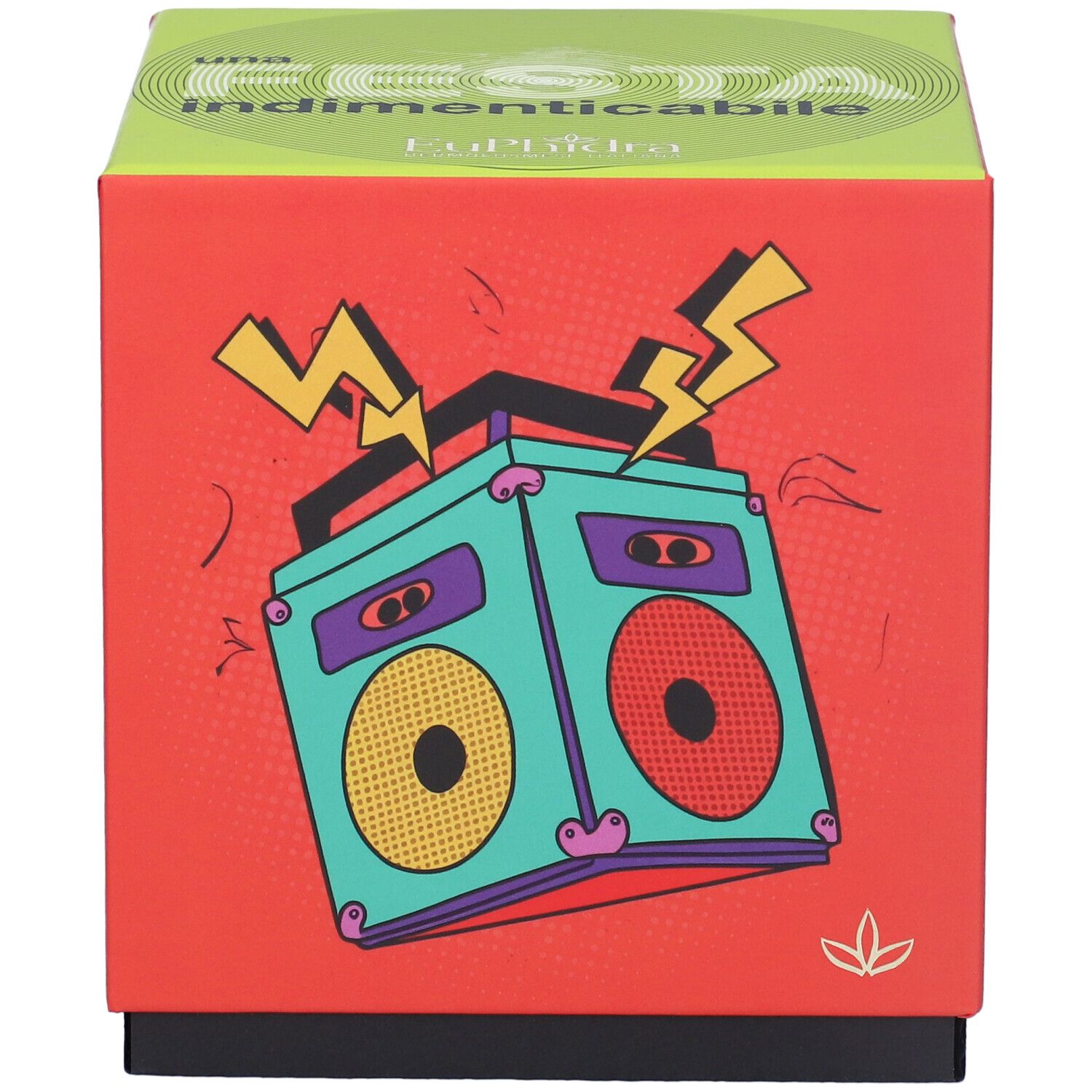 Scatola regalo quadrata con illustrazioni. Su sfondo rosso, un boombox. Scritta sulla parte superiore.
