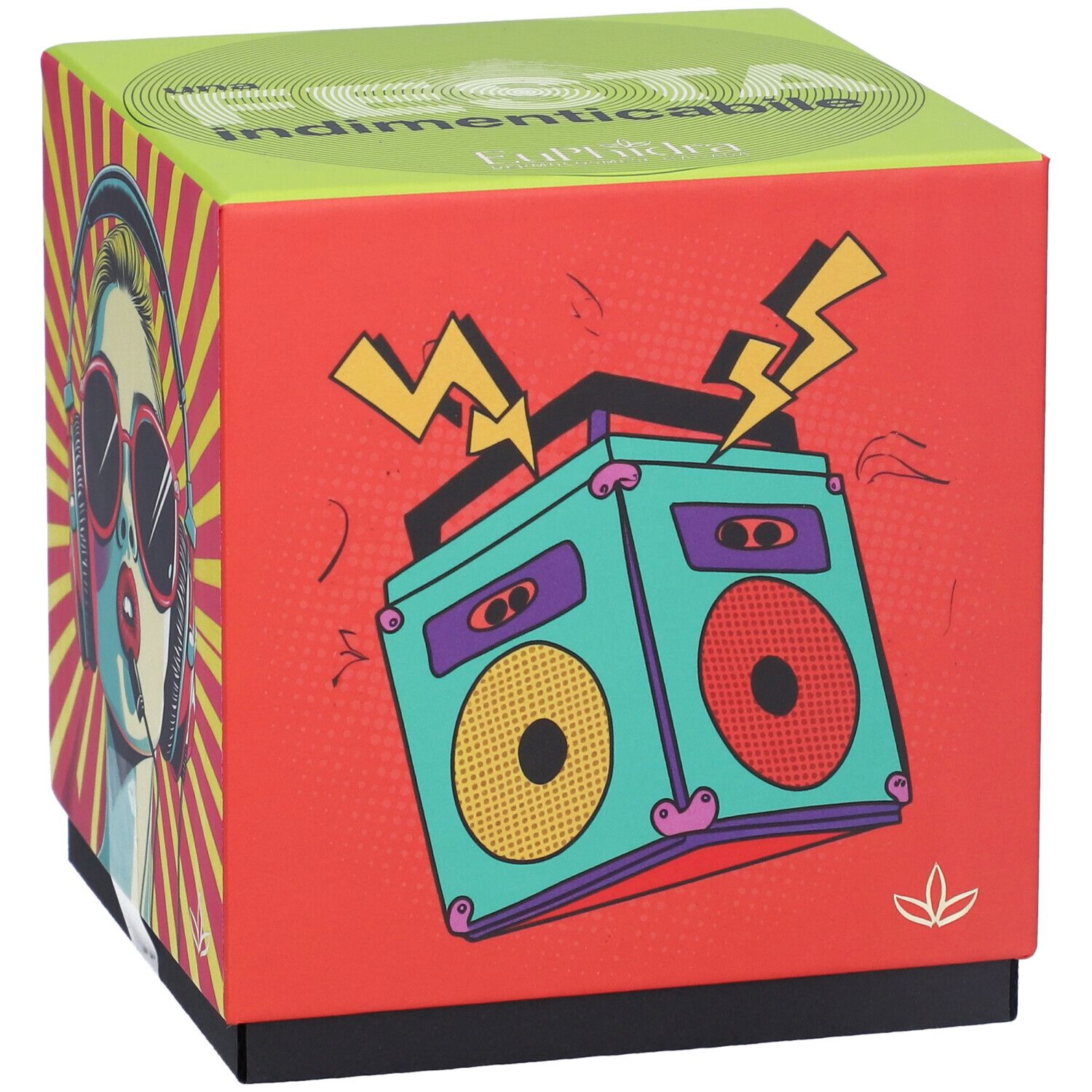 Scatola regalo quadrata con illustrazioni. Su sfondo rosso, una donna con cuffie e un boombox. Scritta sulla parte superiore.