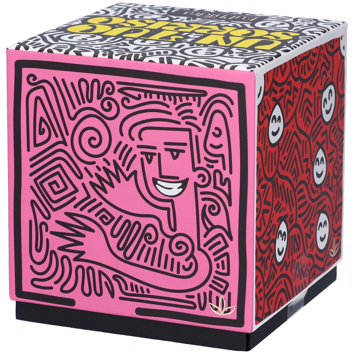 Scatola regalo quadrata con motivi rosa e rossi. Scritta 'Un Tuo Sorriso'. Base nera.