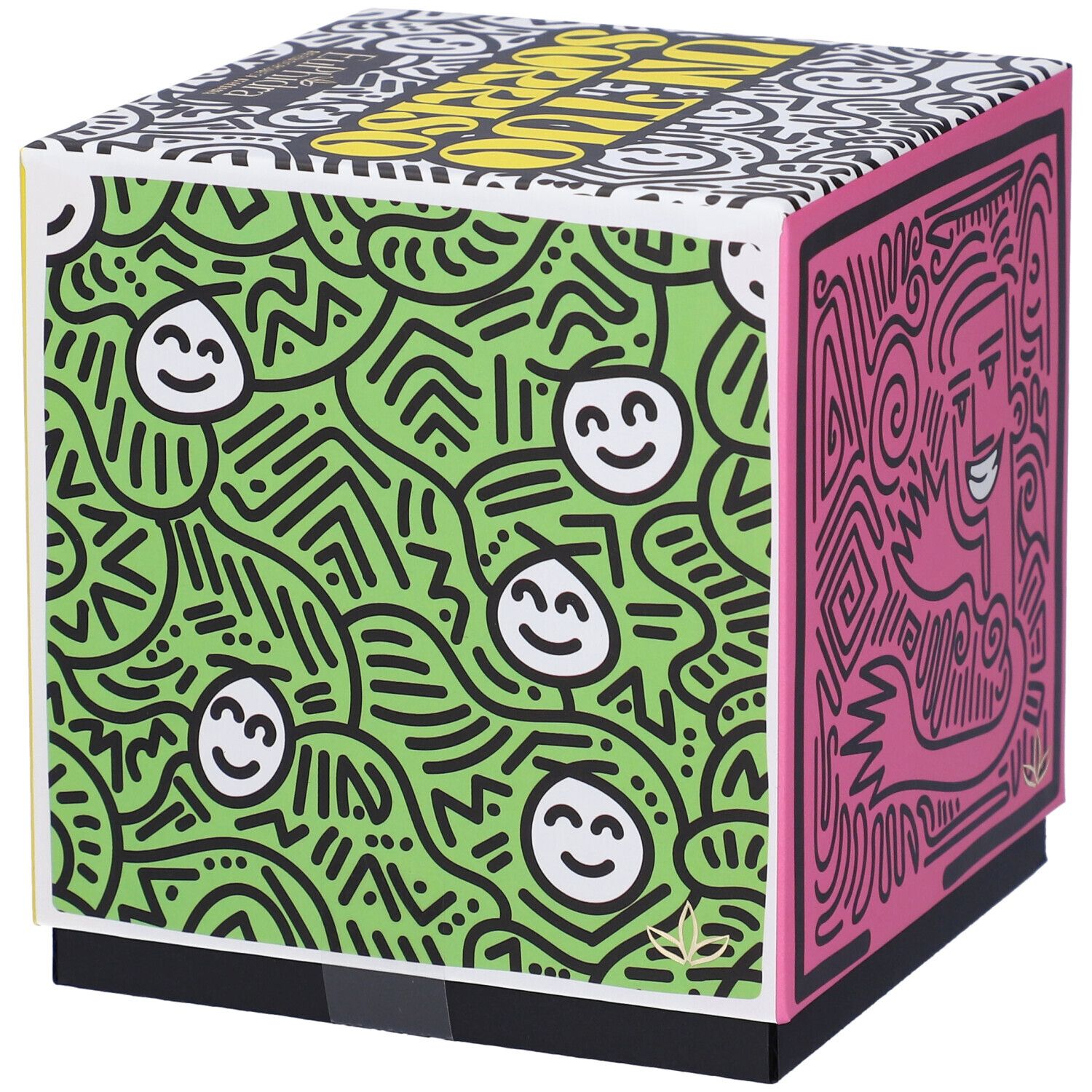 Scatola regalo quadrata con motivi verdi e rosa. Scritta 'Un Tuo Sorriso'. Base nera.