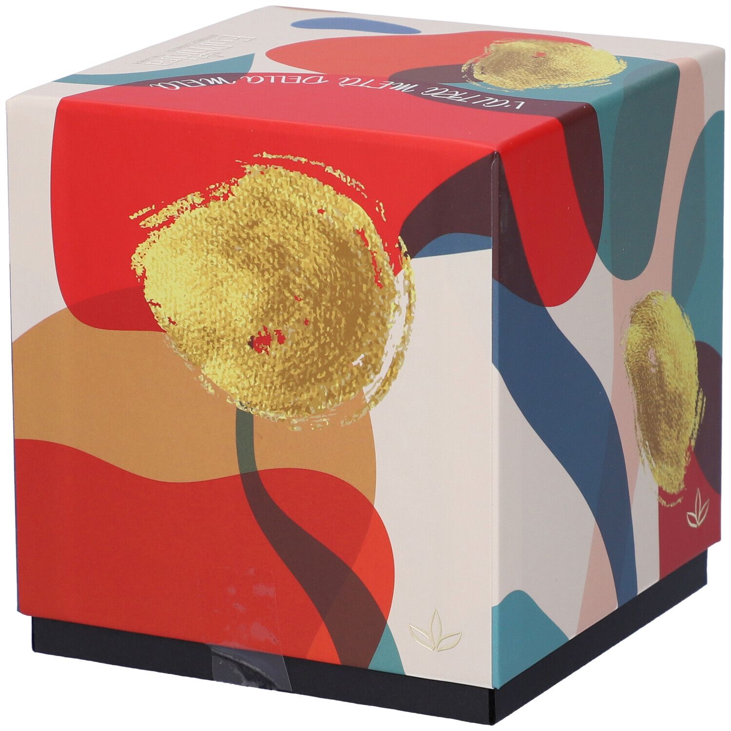 Scatola regalo quadrata con design colorato e dettagli dorati. Nome del prodotto in evidenza. Base nera.