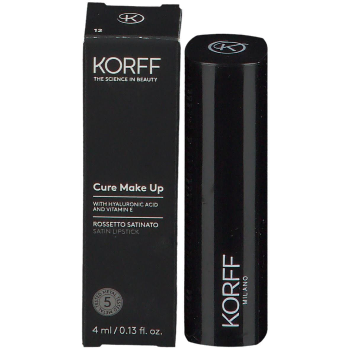 Rossetto marrone, corpo argento, cappuccio nero. Logo KORFF. Scritta KORFF MILANO.
