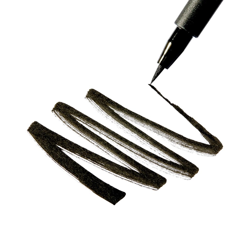 Linea di eyeliner nero tracciata dalla punta di un eyeliner.