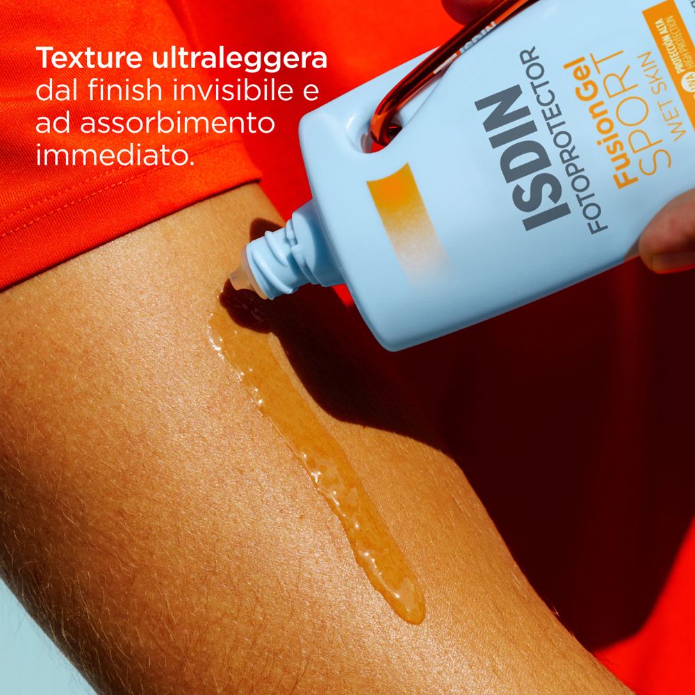 Applicazione del prodotto sul braccio. ISDIN Fotoprotector Fusion Gel Sport. Texture giallastra.