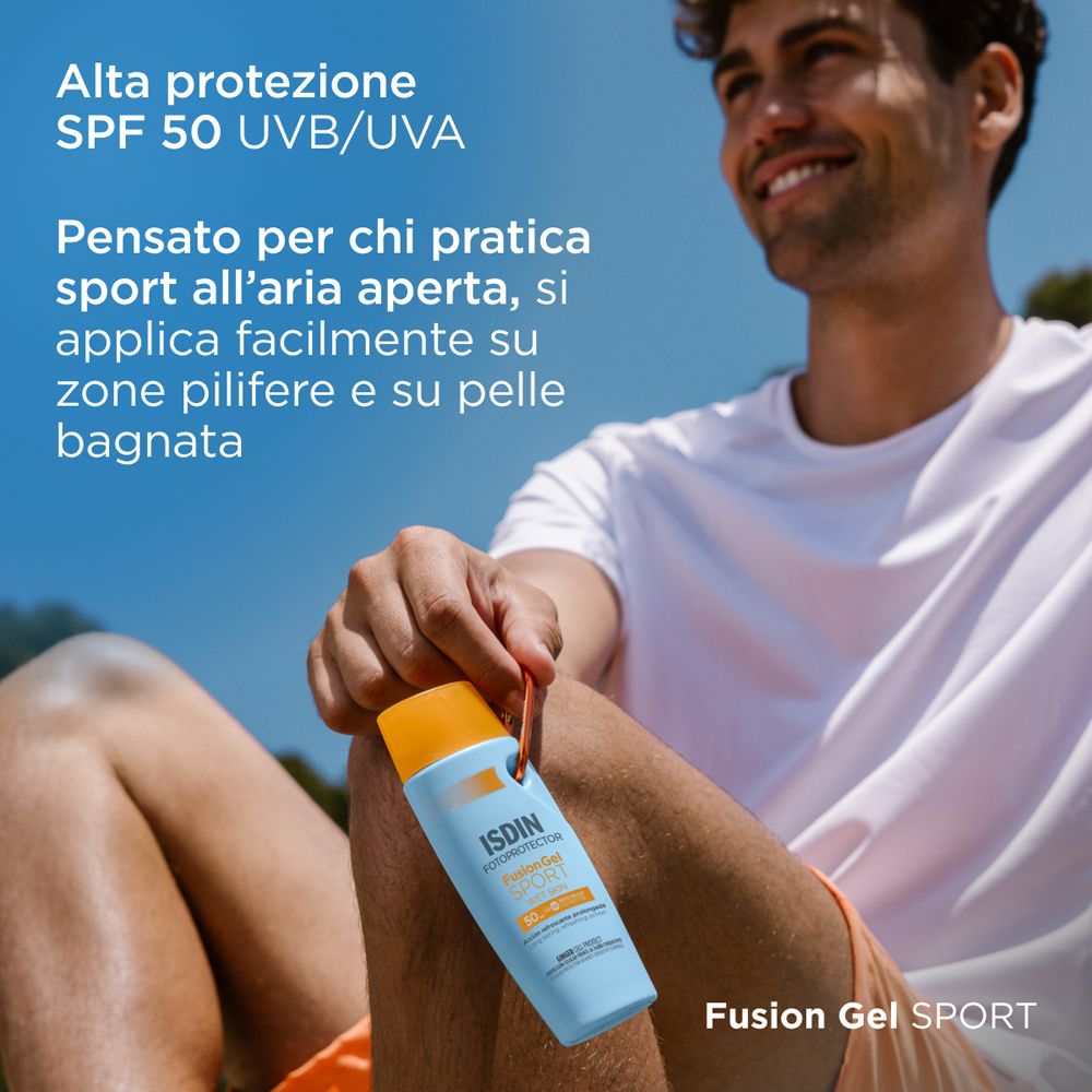 Uomo con ISDIN Fotoprotector Fusion Gel Sport. Pantaloncini arancioni. Cielo blu.