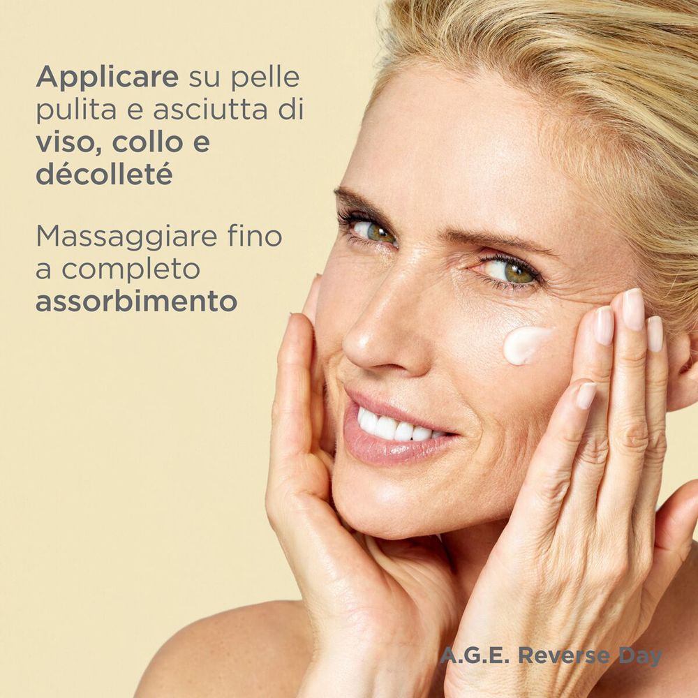Donna applica crema. Testo: Applicare su pelle pulita, Massaggiare fino a completo assorbimento. A.G.E. Reverse Day.